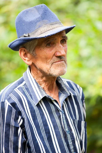 Tired old man outdoors — Stock Photo, Image
