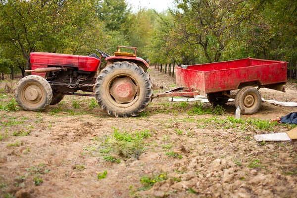 Gamla upptrampade traktor — Stockfoto