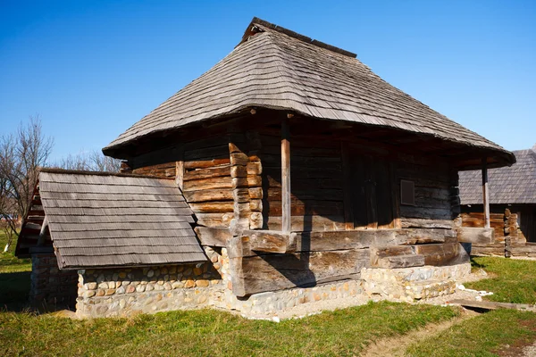 Antiguo granero rural en Rumania - ver toda la serie — Foto de Stock