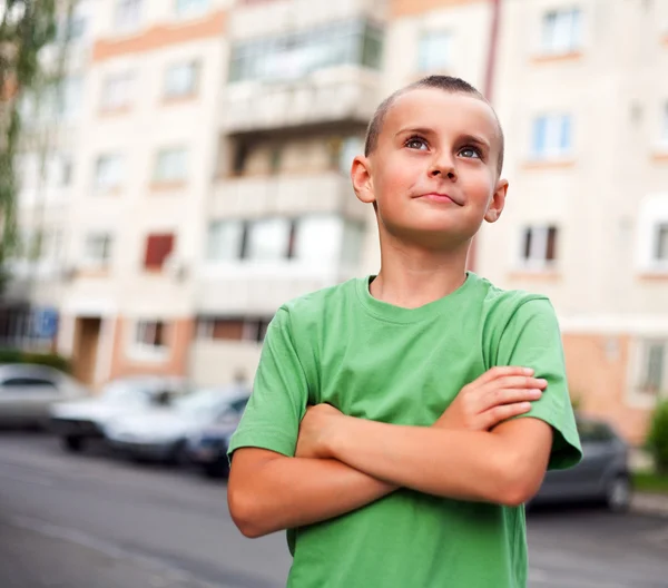 Stedelijke kind buiten — Stockfoto