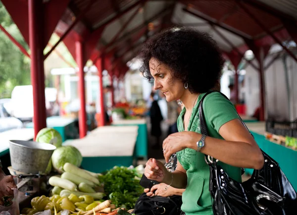 Frau kauft auf Bauernmarkt ein — Stockfoto