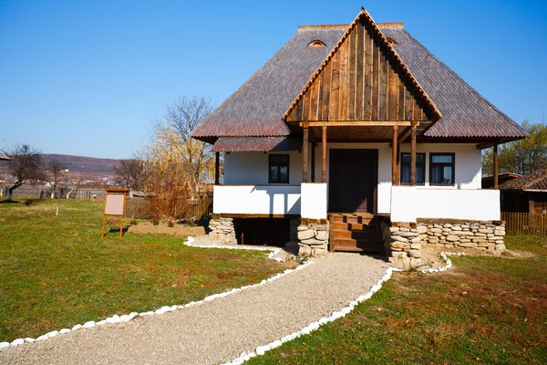 Hagyományos román ház - lásd a teljes sorozat Stock Fotó
