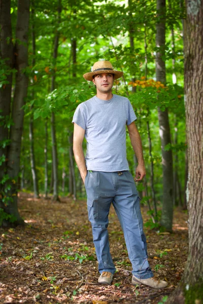 Joven agricultor con sombrero al aire libre — Foto de Stock