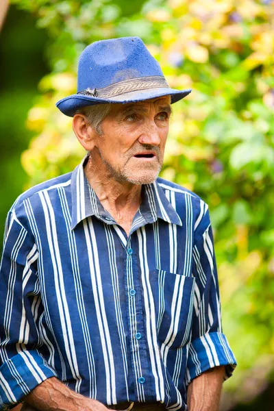 Şapkalı yaşlı adam — Stok fotoğraf