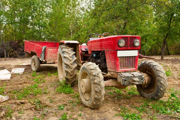 Gamla traktor med släp — Stockfoto