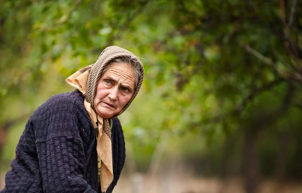 Expressive old woman outdoor — Stock Photo, Image