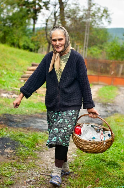 Сільська жінка з кошиком на вулиці — стокове фото