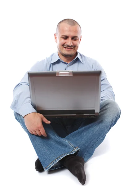 Biznesmen dorywczo z laptopa na białym tle — Zdjęcie stockowe