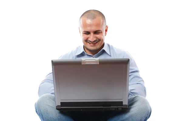 Casual επιχειρηματίας με φορητό υπολογιστή που απομονώνονται σε λευκό — Φωτογραφία Αρχείου