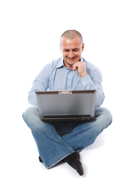 Casual affärsman med laptop isolerad på vit — Stockfoto