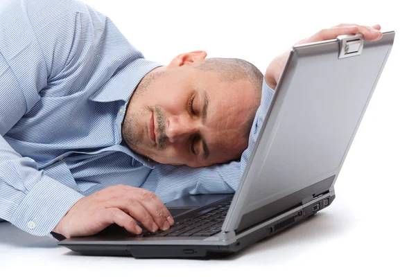 Бизнесмен спит на ноутбуке — стоковое фото