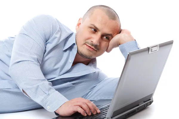 Zrelaksowany biznesmen w swoim laptopie — Zdjęcie stockowe