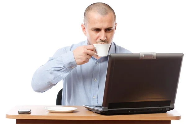 Młody biznesmen z kawy i laptopa — Zdjęcie stockowe