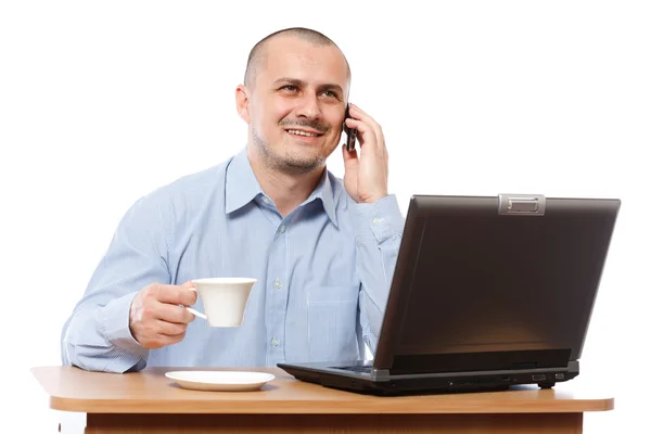 Geschäftsmann telefoniert und trinkt Kaffee — Stockfoto
