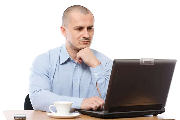 Ung affärsman på sin laptop — Stockfoto