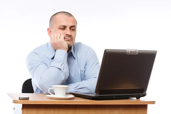 Стрессовый бизнесмен за компьютером — стоковое фото