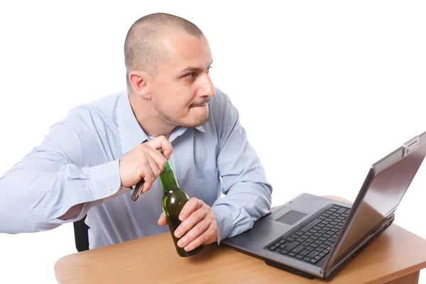 Affärsman med öl på kontoret — Stockfoto