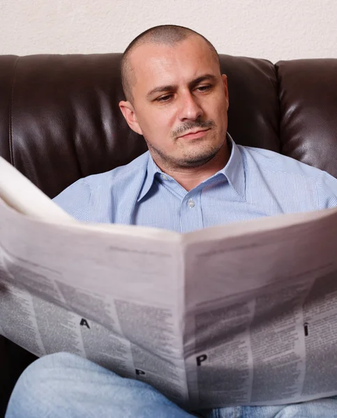 Mladý muž s novinami — Stock fotografie