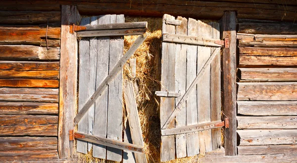 Porta de um celeiro tradicional romeno — Fotografia de Stock