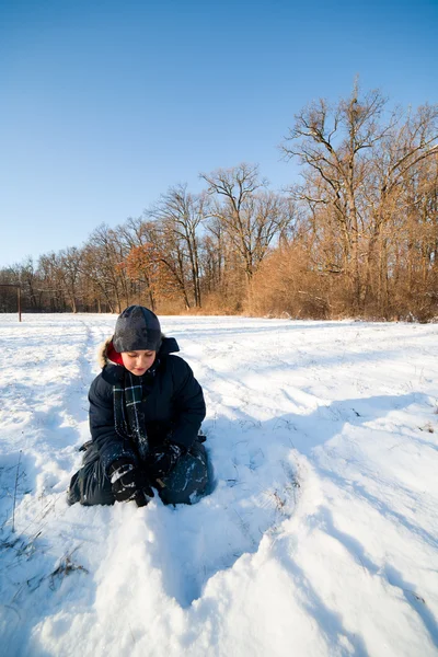 Gelukkig kind spelen in de sneeuw — Stockfoto