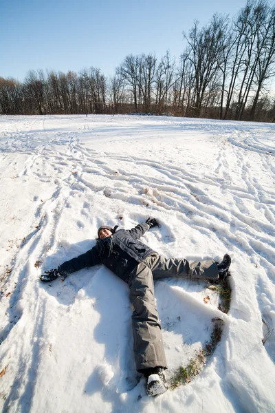 Glückliches Kind beim Spielen im Schnee — Stockfoto