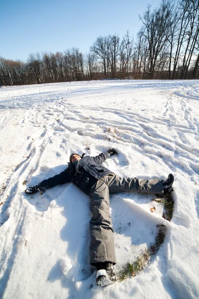 Gelukkig kind spelen in de sneeuw — Stockfoto