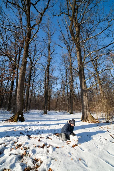 Šťastné dětství hraje ve sněhu — Stock fotografie