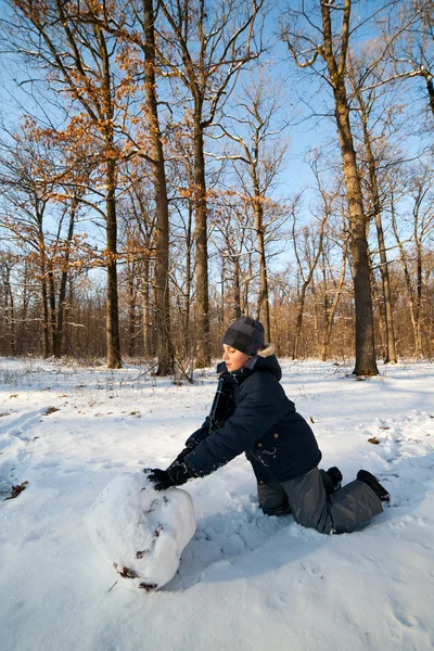 Ευτυχής Χαριτωμένο Αγόρι Που Παίζει Στο Χιόνι Κοντά Ένα Δάσος — Φωτογραφία Αρχείου