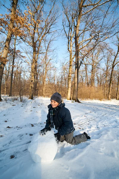 Boldog gyerek játszani a hóban — Stock Fotó