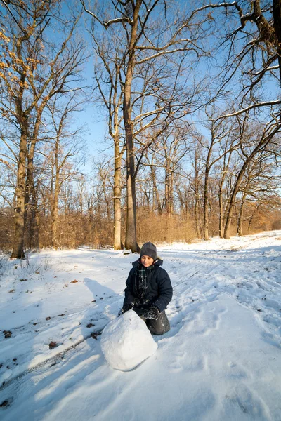 Fröhlicher Süßer Junge Spielt Schnee Der Nähe Eines Waldes — Stockfoto