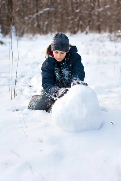 Zadowolony Ładny Chłopiec Gra Śniegu Pobliżu Lasu — Zdjęcie stockowe