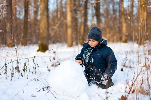 Щаслива дитина грає на снігу — стокове фото