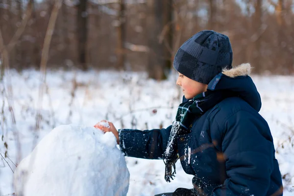 Szczęśliwe dziecko grając w śniegu — Zdjęcie stockowe