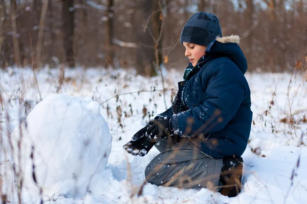 Boldog gyerek játszani a hóban — Stock Fotó