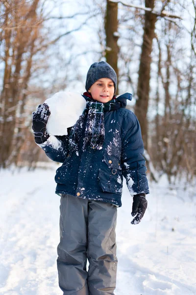 Zadowolony Ładny Chłopiec Gra Śniegu Pobliżu Lasu — Zdjęcie stockowe