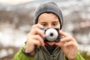 Çocuk açık fotoğraf çekmeye dijital kamera