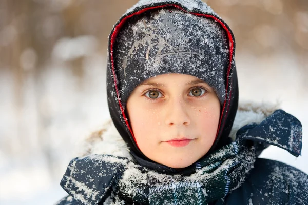 Зимний портрет милого ребенка — стоковое фото