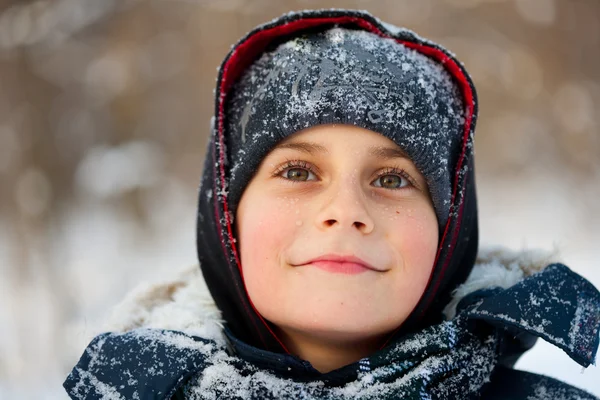 一个可爱的小男孩的冬季特写肖像 — 图库照片