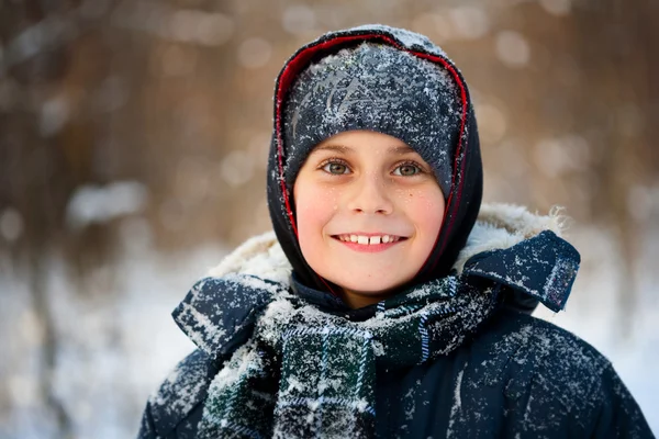 Зимовий портрет милого хлопчика — стокове фото