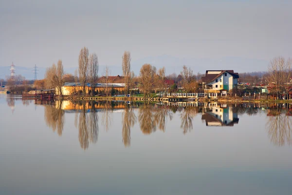 Будинки біля озера — стокове фото