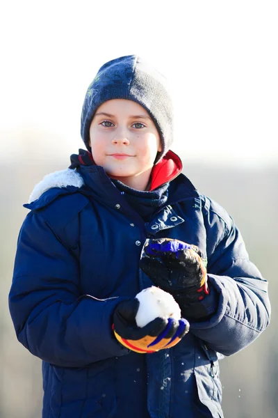 Portret Met Een Schattige Jongen Met Een Sneeuwbal — Stockfoto