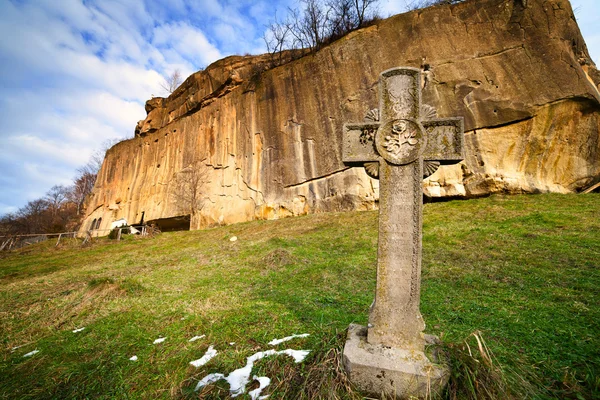Cruz de pedra antiga — Fotografia de Stock