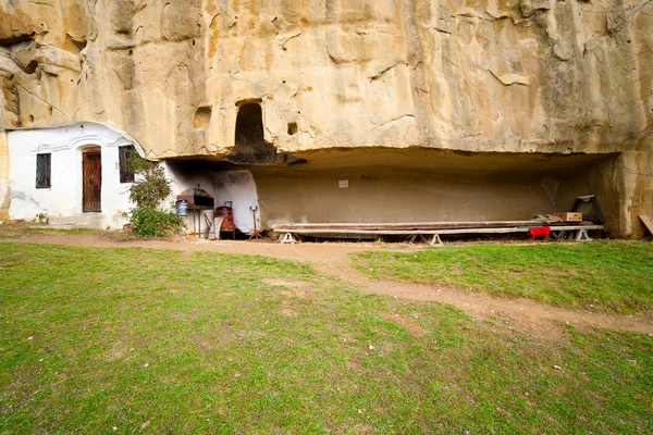 Corbii Piatra Невеликий Монастир Румунії Побудована Повністю Під Величезна Скеля — стокове фото