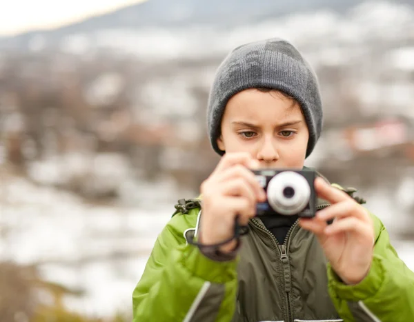 Jongen Met Een Digitale Camera Nemen Van Foto Buiten — Stockfoto