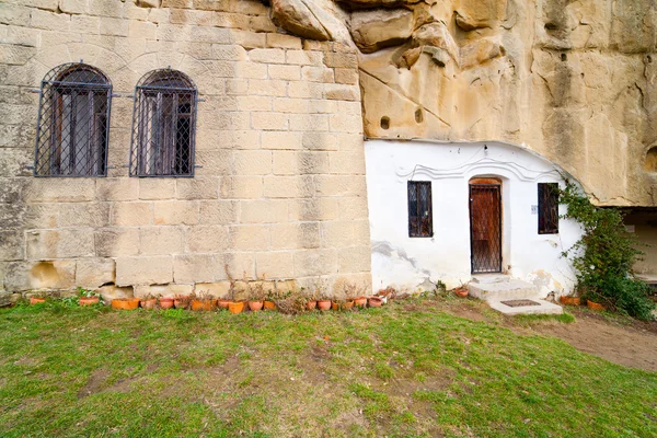 Corbii Piatra Pequeño Monasterio Rumania Construido Enteramente Bajo Una Enorme —  Fotos de Stock