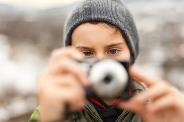 Kleine jongen fotograferen buiten — Stockfoto