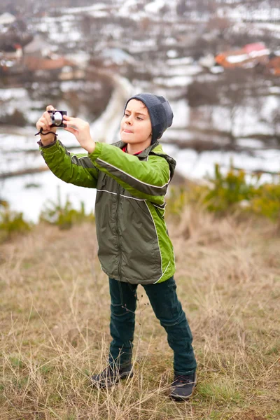Мальчик Цифровой Камерой Фотографирует Открытом Воздухе — стоковое фото