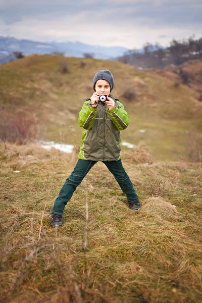 屋外の写真を撮るデジタル カメラを持つ少年 — ストック写真