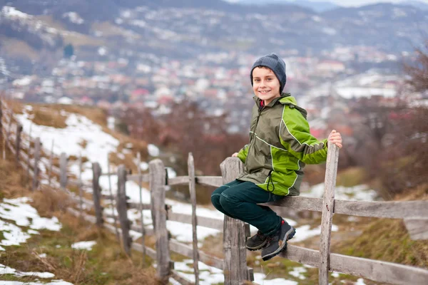 Kleiner Junge Sitzt Auf Einem Holzzaun Der Natur — Stockfoto