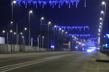 mavi ışık süslemeleri ve Uzaktan görülen arabanın ışıkları ile gece yol